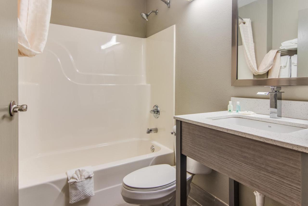 Quality Inn & Suites Grove City-Outlet Mall 외부 사진