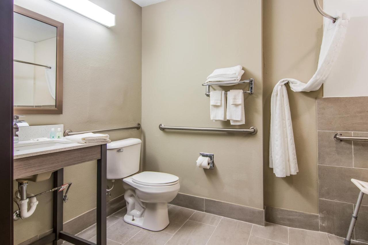 Quality Inn & Suites Grove City-Outlet Mall 외부 사진