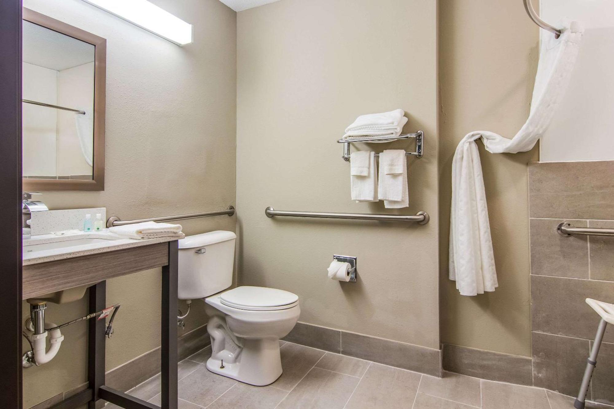 Quality Inn & Suites Grove City-Outlet Mall 외부 사진