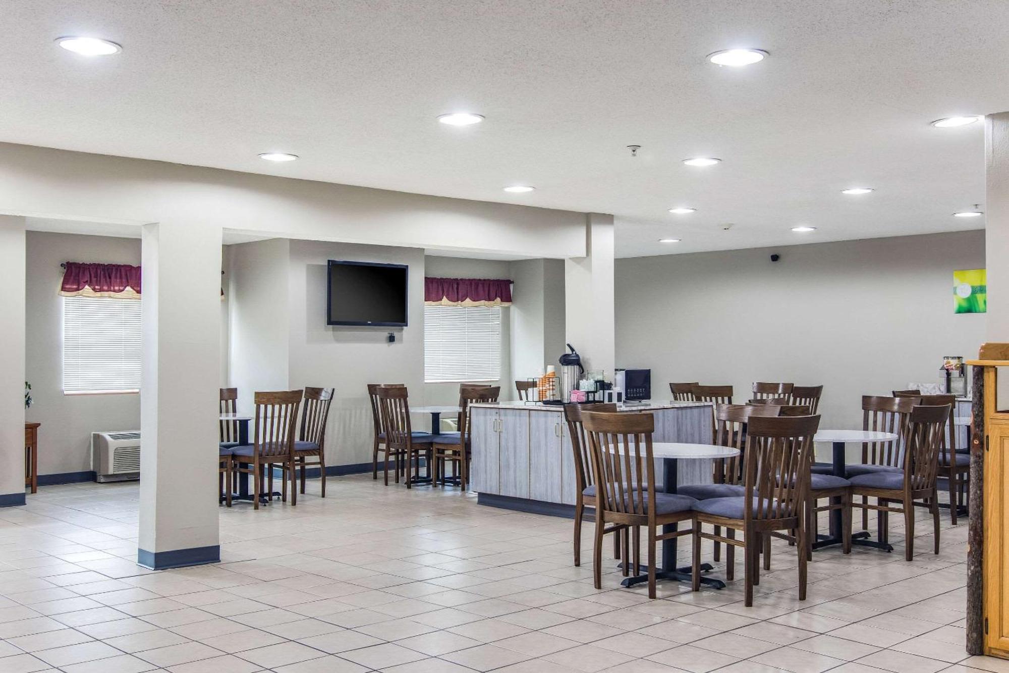 Quality Inn & Suites Grove City-Outlet Mall 외부 사진