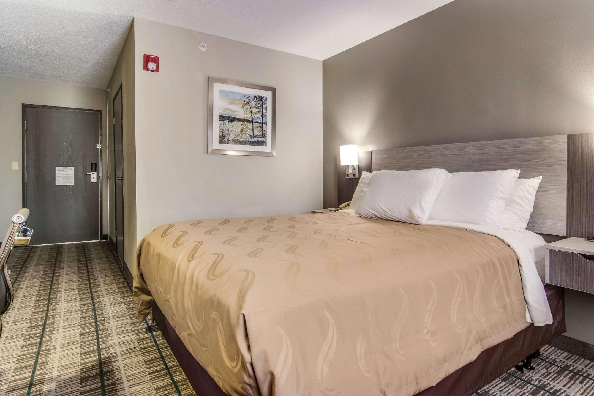 Quality Inn & Suites Grove City-Outlet Mall 외부 사진